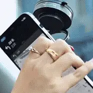 Téléphone maintenu par les aimants